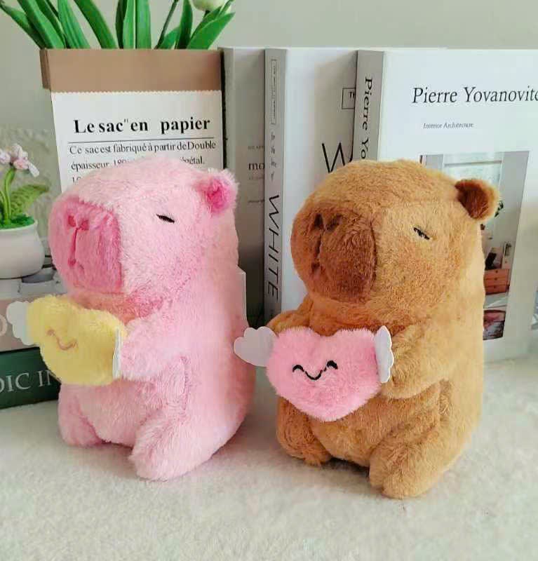 Capybara Ôm Trái Tim